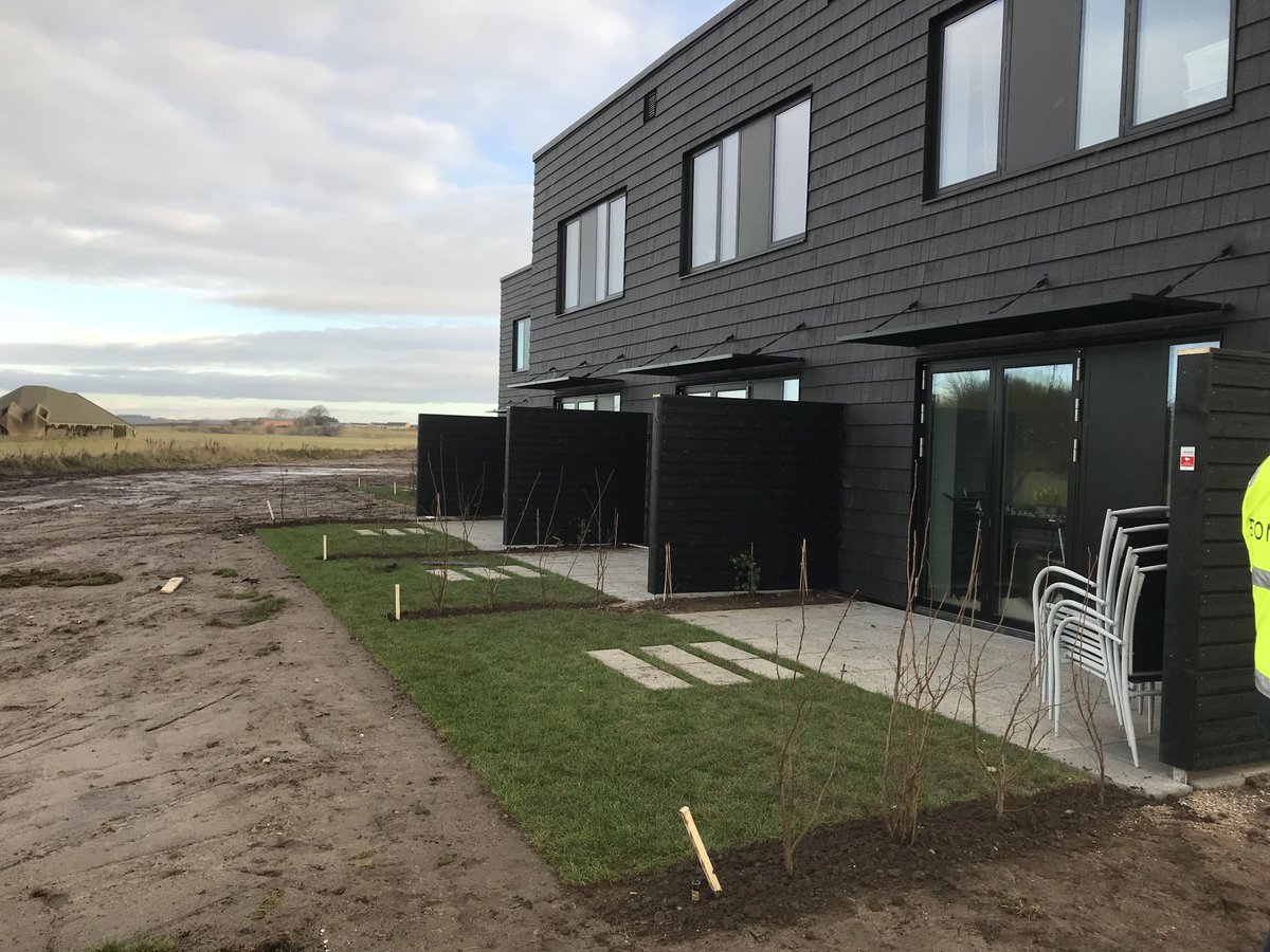 ArchitileNL's tweet photo. Een kleine greep uit de 18 "Film-huizen" in Denemarken.  De gehele gevel is bekleed met de Vidar Manchester. Meer weten over de Vidar? Ga naar https://t.co/SDCJFKEZog. https://t.co/NKHiXiYFHm