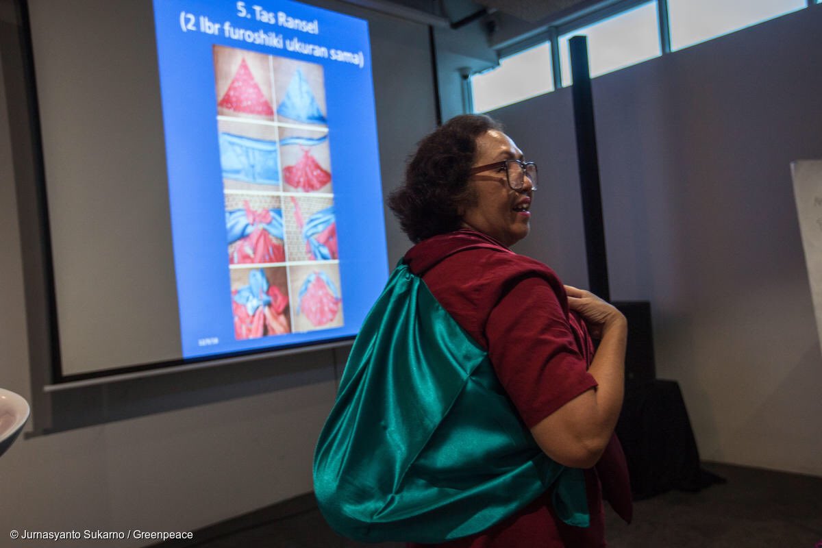 GreenpeaceID's tweet photo. Belajar mengurangi kantung plastik menggunakan bungkusan kain? ✔️
#makesmthng #makesmthngweek #msw18 #makers #furoshiki #upcycle #mswjakarta #BreakFreeFromPlastic #PantangPlastik https://t.co/NaxX53SuLU