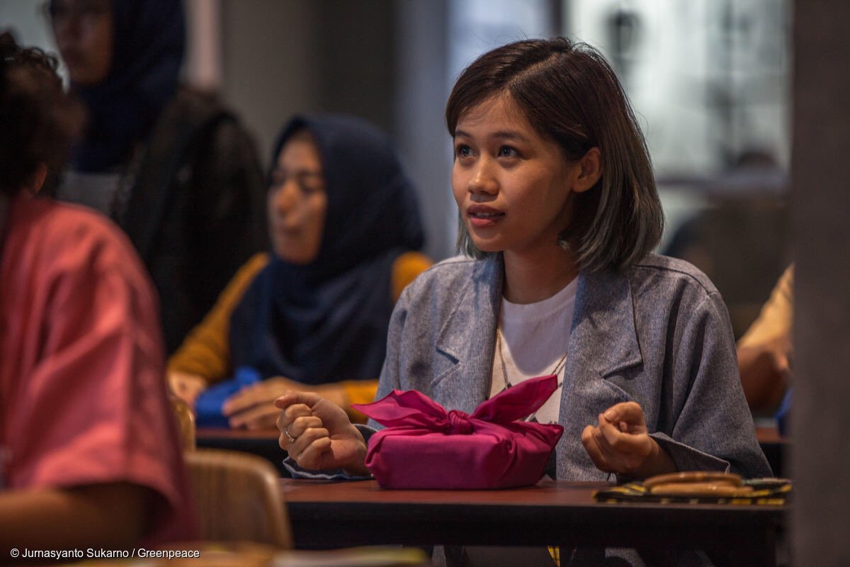 GreenpeaceID's tweet photo. Belajar mengurangi kantung plastik menggunakan bungkusan kain? ✔️
#makesmthng #makesmthngweek #msw18 #makers #furoshiki #upcycle #mswjakarta #BreakFreeFromPlastic #PantangPlastik https://t.co/NaxX53SuLU