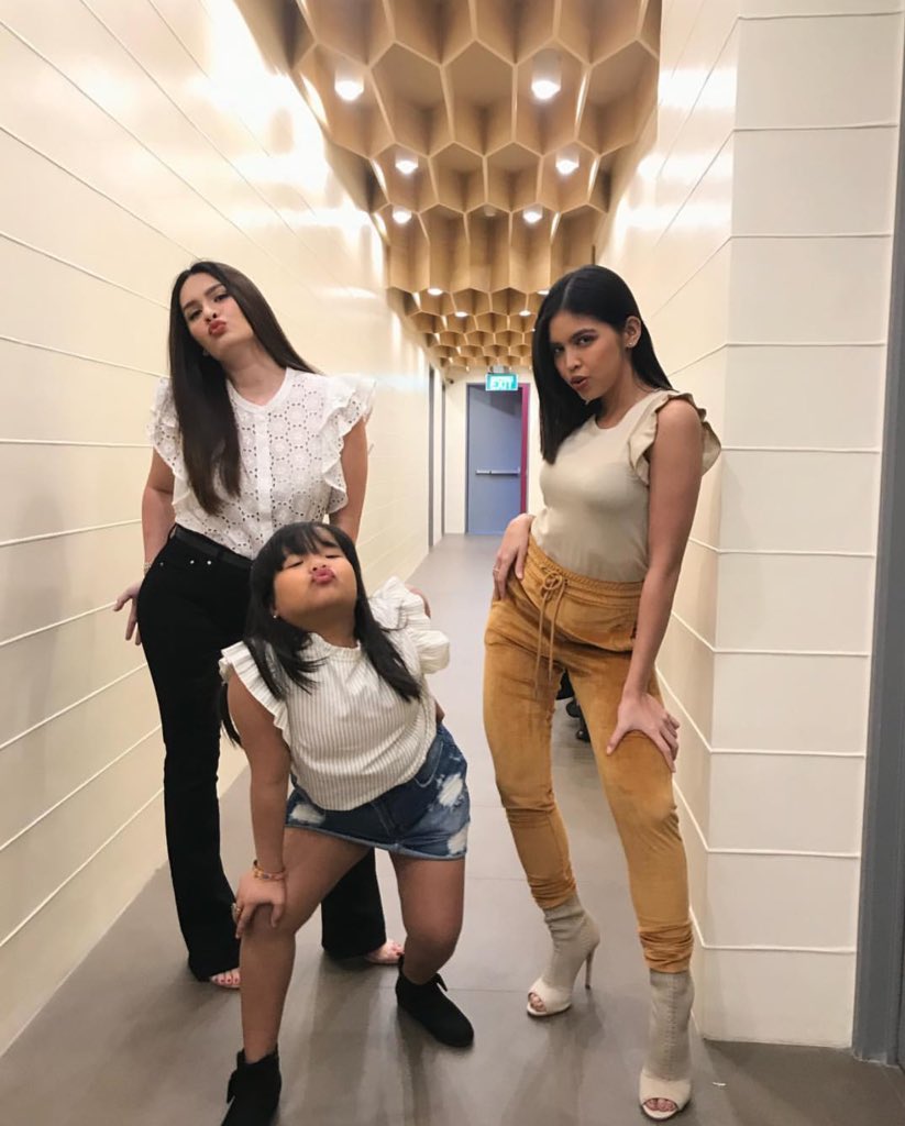 " Monday Sleeves"😍

<a href="/mainedcm/">Maine Mendoza</a> @therealcrmd @PauleenJLuna 

#ALDUBHomeOfLove 
#ADNSantasDay1NgPahavs 

📸: pauleenlunasotto | IG