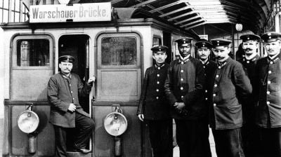 Heute vor 90 Jahren wurde die "Berliner Verkehrs-Aktiengesellschaft" (BVG) gegründet, um U-Bahn, Bus und Straßenbahn unter dem Dach eines gemeinsamen Betreibers zu vereinigen. So konnte z.B. ein einheitliches Tarifsystem durchgesetzt werden.
#berlinfakt