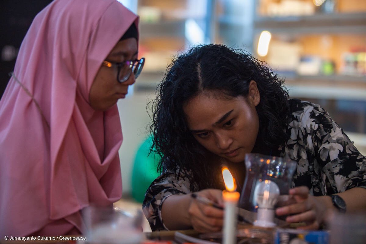 GreenpeaceID's tweet photo. Belajar memanfaatkan botol dan kantong plastik bekas menjadi lampu tidur yang cantik bersama Deasy Esterina dari @kreskrosid ? ✔️
#makesmthng #makesmthngweek #msw18 #makers #furoshiki #upcycle #mswjakarta #BreakFreeFromPlastic #PantangPlastik https://t.co/jQam3Rx3tO