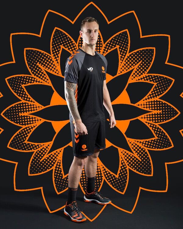 ValHand28's tweet photo. La rosace, point d’ancrage de mon tatouage et de ma collaboration avec @hummelFrance
Liste des revendeurs ➡️ https://t.co/kaRrNbHlTD
#VP28 #LimitedEdition #hummel #handball https://t.co/9Cqeyggnhd