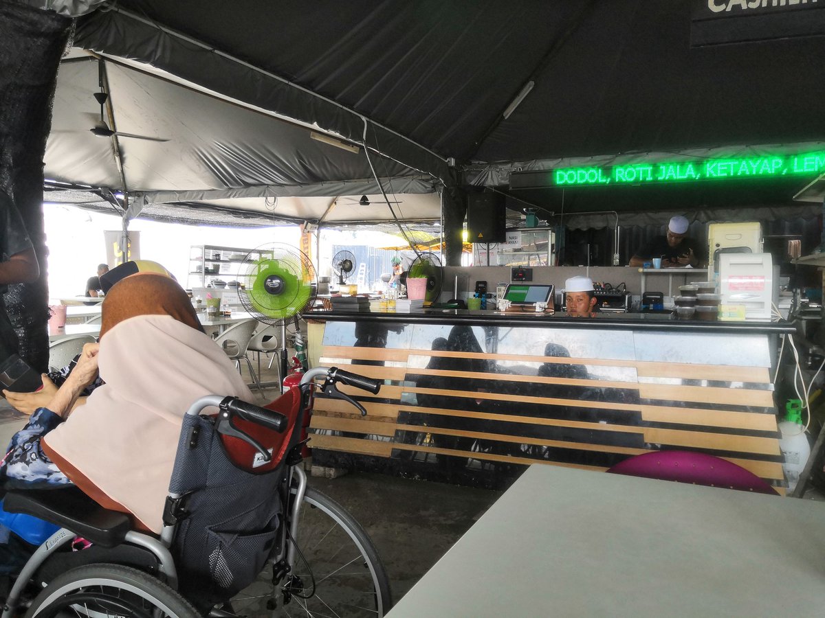 meeysars's tweet photo. Kedai Makan RPWP kat Bangi ni memang laah sedap. Satu lagi, semua pekerja kat kedai tu semuanya anak2 yatim tau! Ah, diorang ni laa yg ambik order kitorg, masak makanan tuk korg, apa2 krja yg kat kedai makan biasa buat tu, kalau tinggal kat Bangi, singgah kat sini ye. https://t.co/E9ZqROv4zo