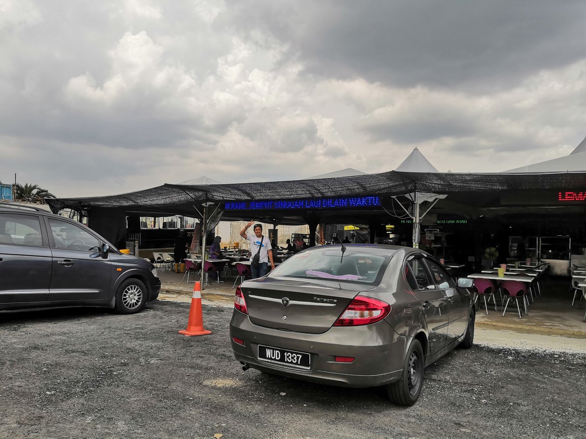 meeysars's tweet photo. Kedai Makan RPWP kat Bangi ni memang laah sedap. Satu lagi, semua pekerja kat kedai tu semuanya anak2 yatim tau! Ah, diorang ni laa yg ambik order kitorg, masak makanan tuk korg, apa2 krja yg kat kedai makan biasa buat tu, kalau tinggal kat Bangi, singgah kat sini ye. https://t.co/E9ZqROv4zo