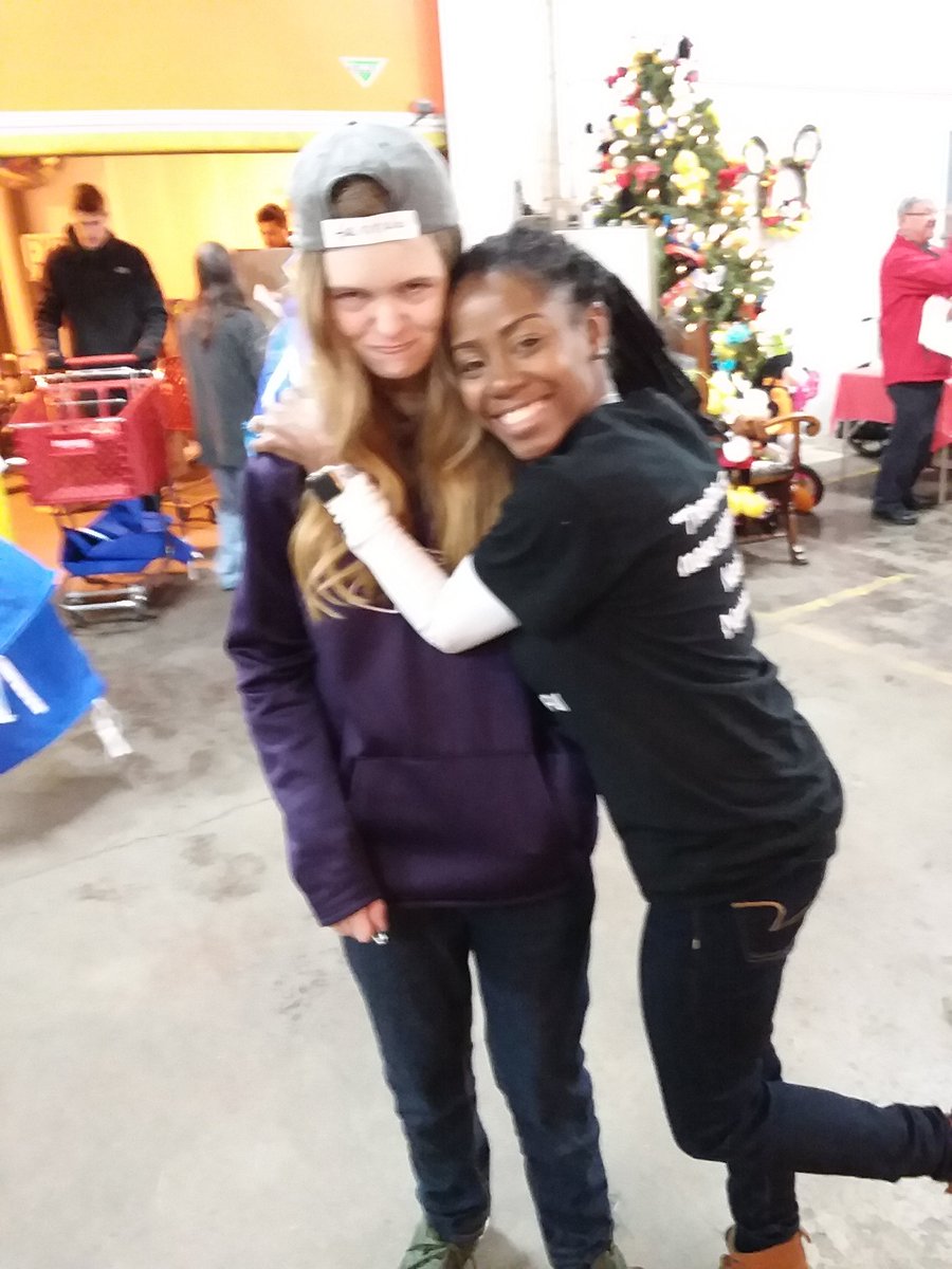 fergghs's tweet photo. #powerfulrunners doing what they do best serving!!! Love this group of girls and their servant hearts. @bpathlete @jacksonchris201 @coachBFerg27 @millerbev @mbwhite71 https://t.co/LDXnIT1vau