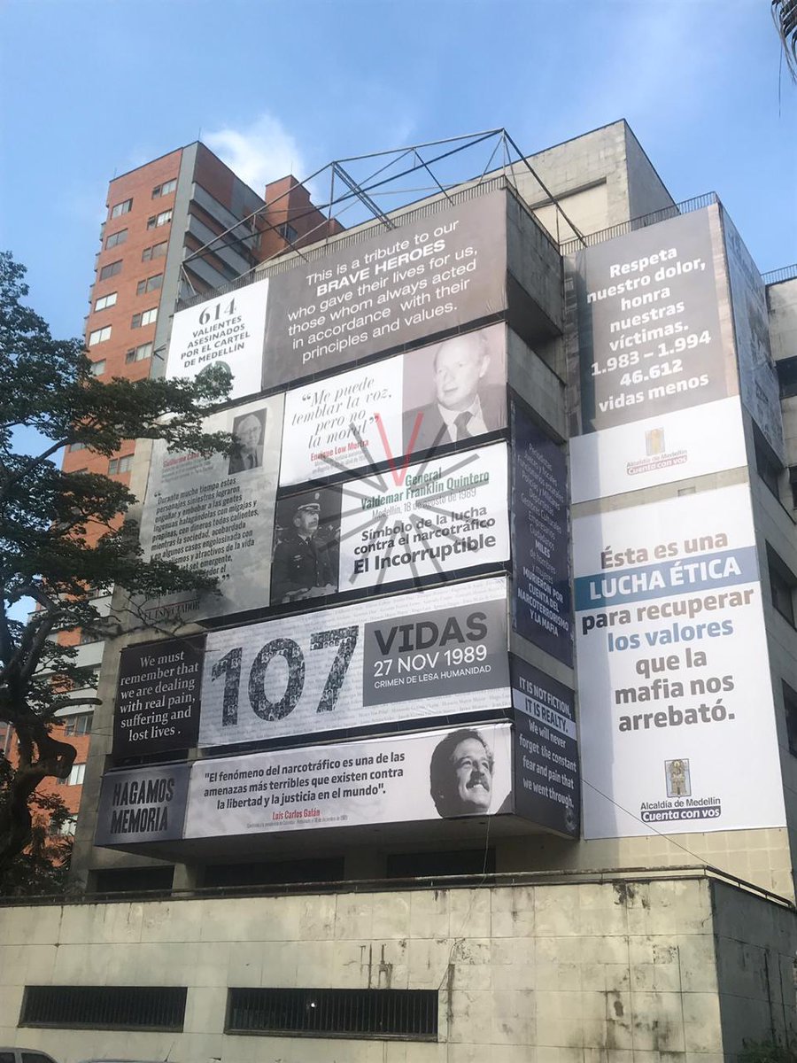 vivirpoblado's tweet photo. Así amaneció el #EdificioMónaco hoy lunes, lleno de vallas recordando a las víctimas mortales del narcotráfico entre 1993 y 1994, además un mensaje de "esto no es ficción, es realidad"
https://t.co/G41r2GquQy https://t.co/ZHfOFnXSpt