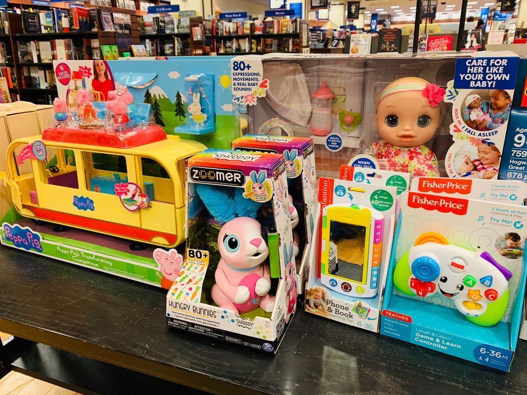 Yale Bookstore on 77 Broadway is a perfect place to stop if you’re shopping for little ones this holiday season. Children’s toys range from $10-$100, depending on the toy. #shopnhv #tsay #tsayholidays #shoplocal #giftguide