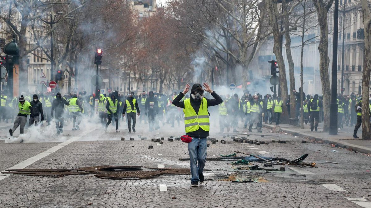 lavoixdunord's tweet photo. #GiletsJaunes Un rappel à la loi pour Julien #Coupat, relaxé du procès de Tarnac https://t.co/rebeFGgx2f https://t.co/zMAkAmREtS