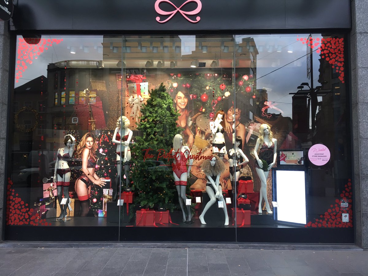 It’s Christmas time <a href="/Hunkemoller/">Hunkemöller</a> Meir! Most wonderfull time of the year! ♥️🌲🎁 <a href="/CarolineCaropms/">caroline pannemans</a>  @Francesjanssens @Dimitri_HKM