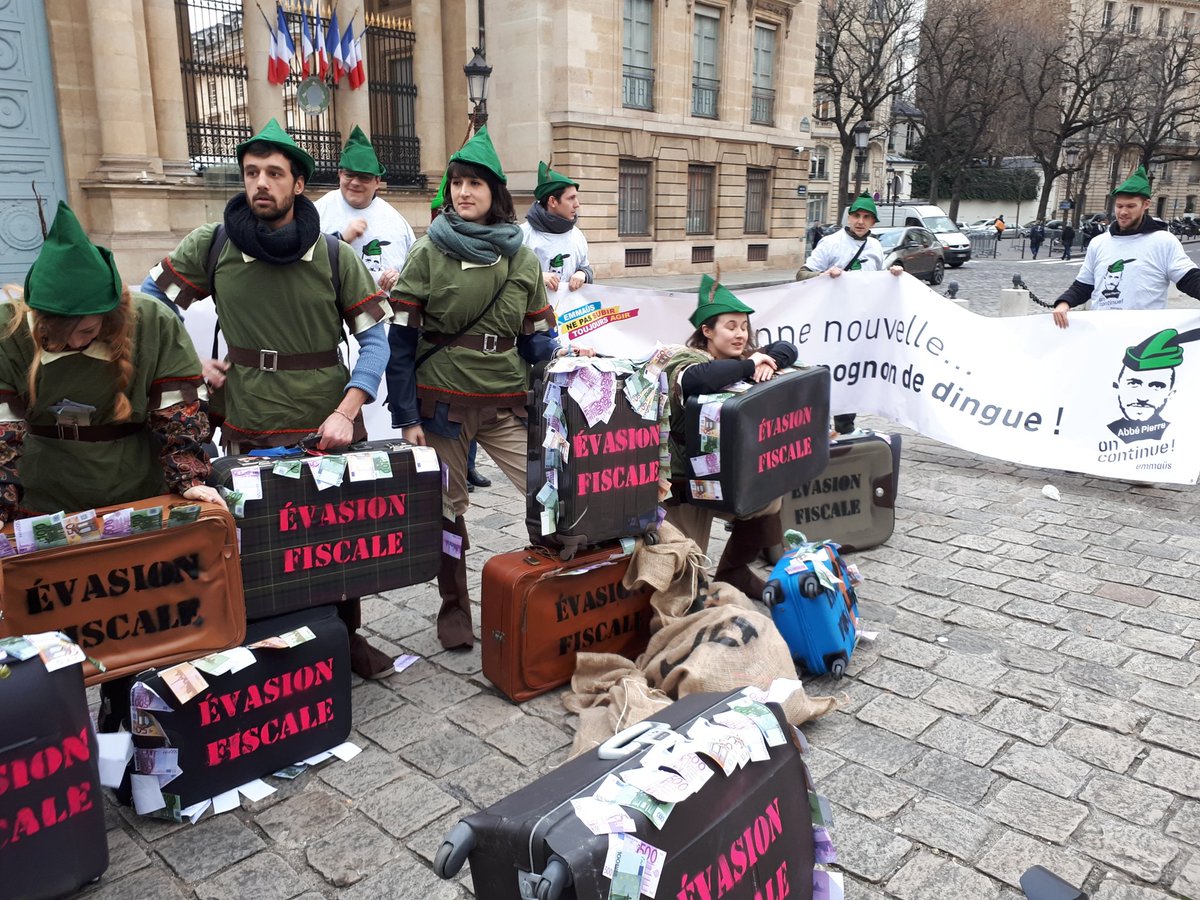ElsaPietrucci's tweet photo. #PognonDeDingue Les Robins de l'Abbé #Emmaüs dénoncent le budget injuste de l'Etat ! Les 100 milliards de l'#EvasionFiscale doivent servir à financer la lutte contre la #pauvreté et le #ChangementClimatique ! https://t.co/CwkW4SRO1U