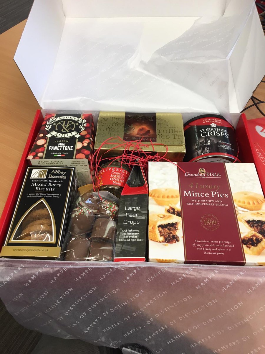 UoR_Employers's tweet photo. Thank you to Helene McArdle and team at @Workday for our lovely Xmas hamper ๐#UoR #lovingmonday https://t.co/WHwU6ue3zn