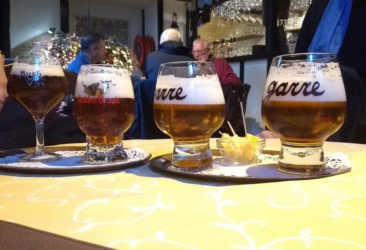 Estas son bastante mejores. Un sitio escondido en un callejón estrecho que tiene una muy buena carta de cervezas y en estas fechas una selección de cervezas de navidad. #beer #beerporn #cerveza #belgianbeer #brelgium #belgica #beers  #beersnob #beerlovers