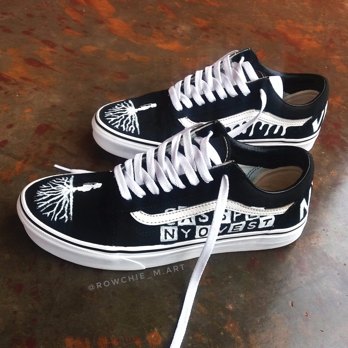 RowArtStvdio's tweet photo. Check out @ProspectTheo 's VANS before and after my touch
Please RT for awareness 😭😭
@CassperNyovest @Shop_FamilyTree 
#vanscustomculture #customvans #vansoldskool #vanscustom #customizedvans #artoftheday #jozi #casspernyovest #casspernyovestart #familytree #familytreestore https://t.co/w3IahCLk2d
