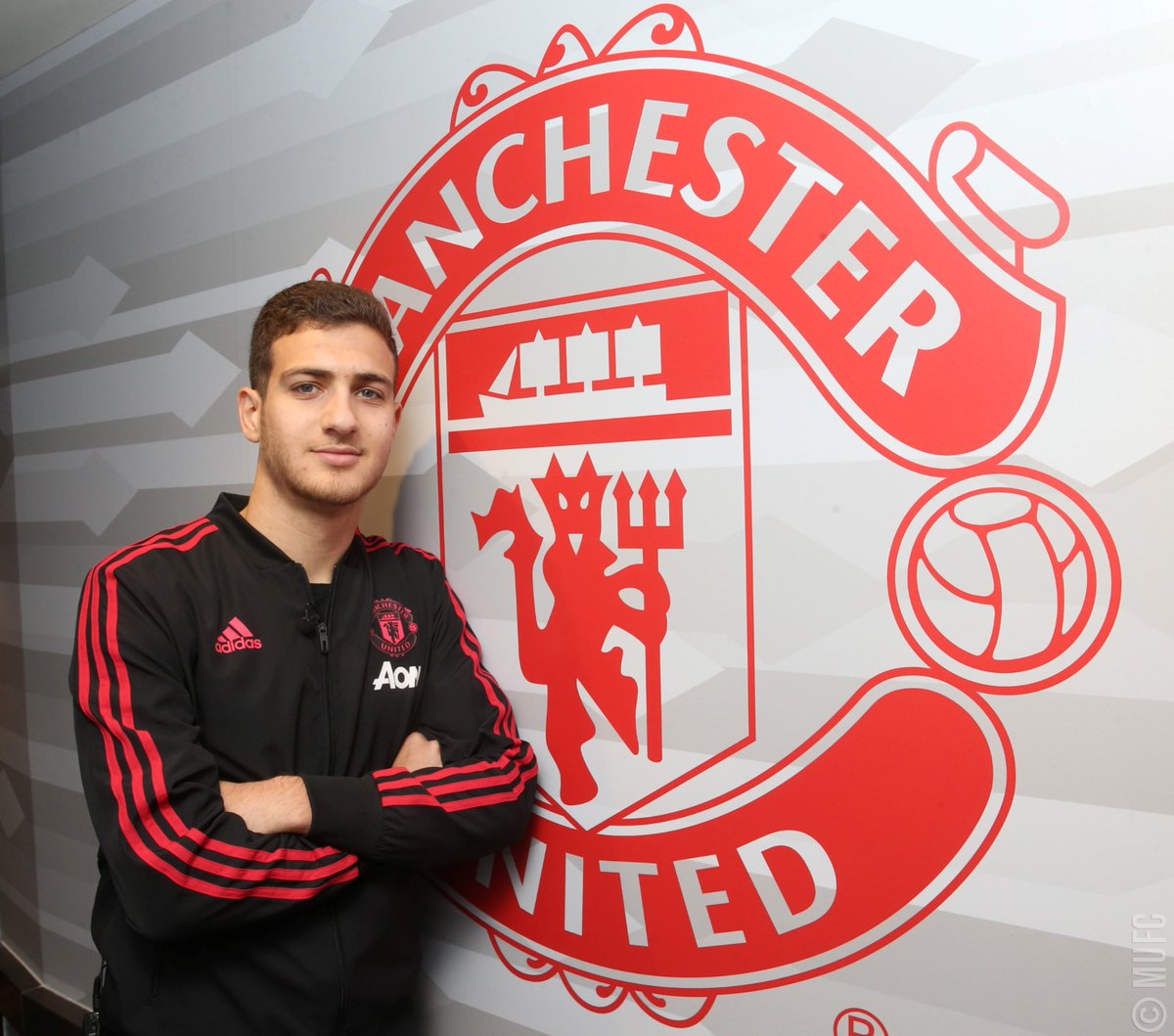 πΈ Throwback to when @DalotDiogo took a personal tour of OT! π
Judging by Saturday's performance, he's feeling right at home... π