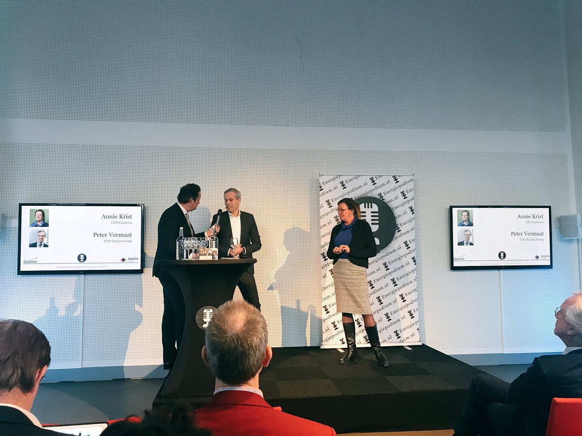 EnexisGroep's tweet photo. Peter Vermaat (CEO Enexis Groep) vertelt draagvlak ontstaat als burgers elkaar enthousiasmeren. Dit zie je bij zonnenpanelen. En het mechanisme kun je ook inzetten op andere facetten van de #energietransitie.

#energiepodium https://t.co/bUQAvpNfFm