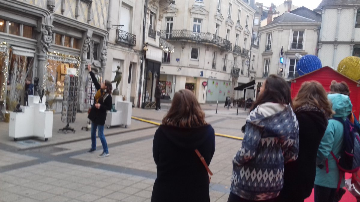 VisuelLSF_PDL's tweet photo. Belle journée en Langue des Signes avec un parcours de visites des monuments d'Angers.Nos stagiaires sont devenus guide touristique le temps d'une journée!
#LSF #ACCESSIBILITE #CPF #FORMATON #METIERDAVENIR #CCLSF #CERTIFICATION https://t.co/OqZfNwJvJF