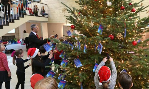 Bis zum 14. Dezember mitmachen: Weihnachtswunschaktion im Foyer des Rathauses #Karlsruhe. ow.ly/C9fX30mTUR4 https://t.co/yGAWWUXZQG