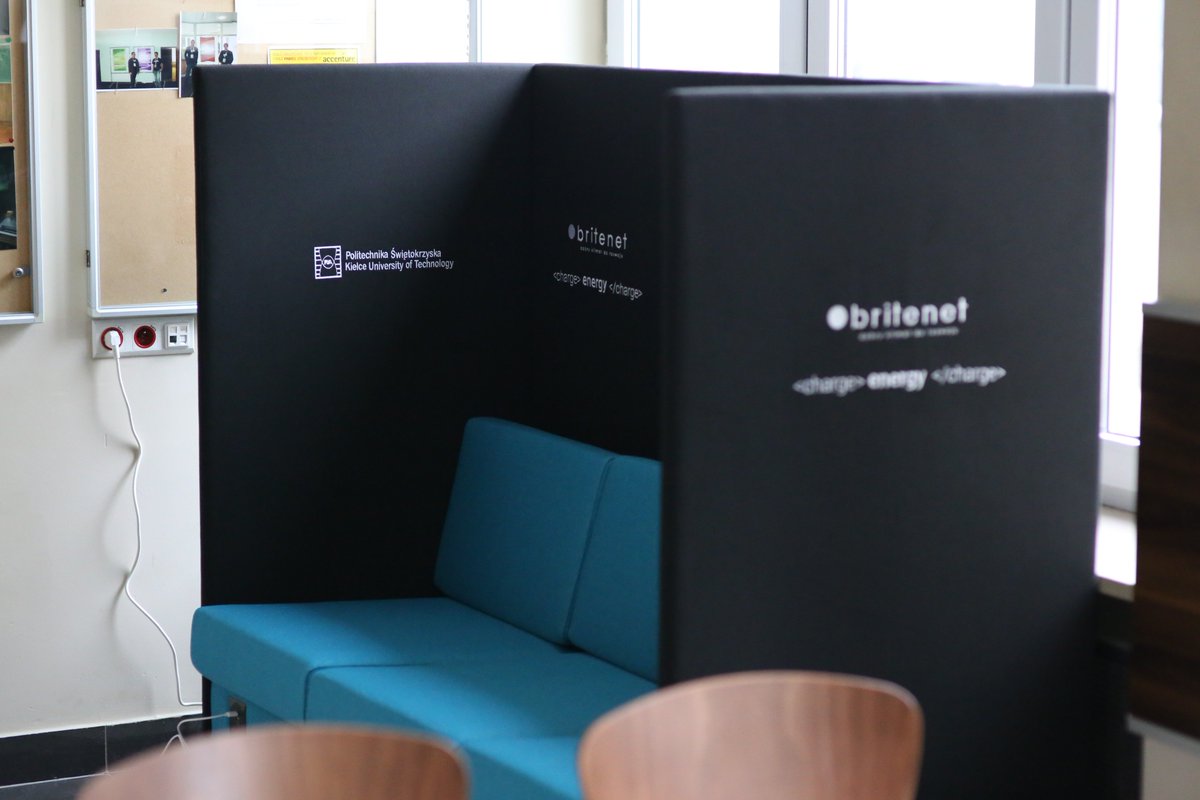 Dzięki współpracy z firmą @Britenet_team studenci wydziału elektrycznego mogą korzystać z wygodnych kanap z opcją ładowania telefonów. Dziękujemy! 👏