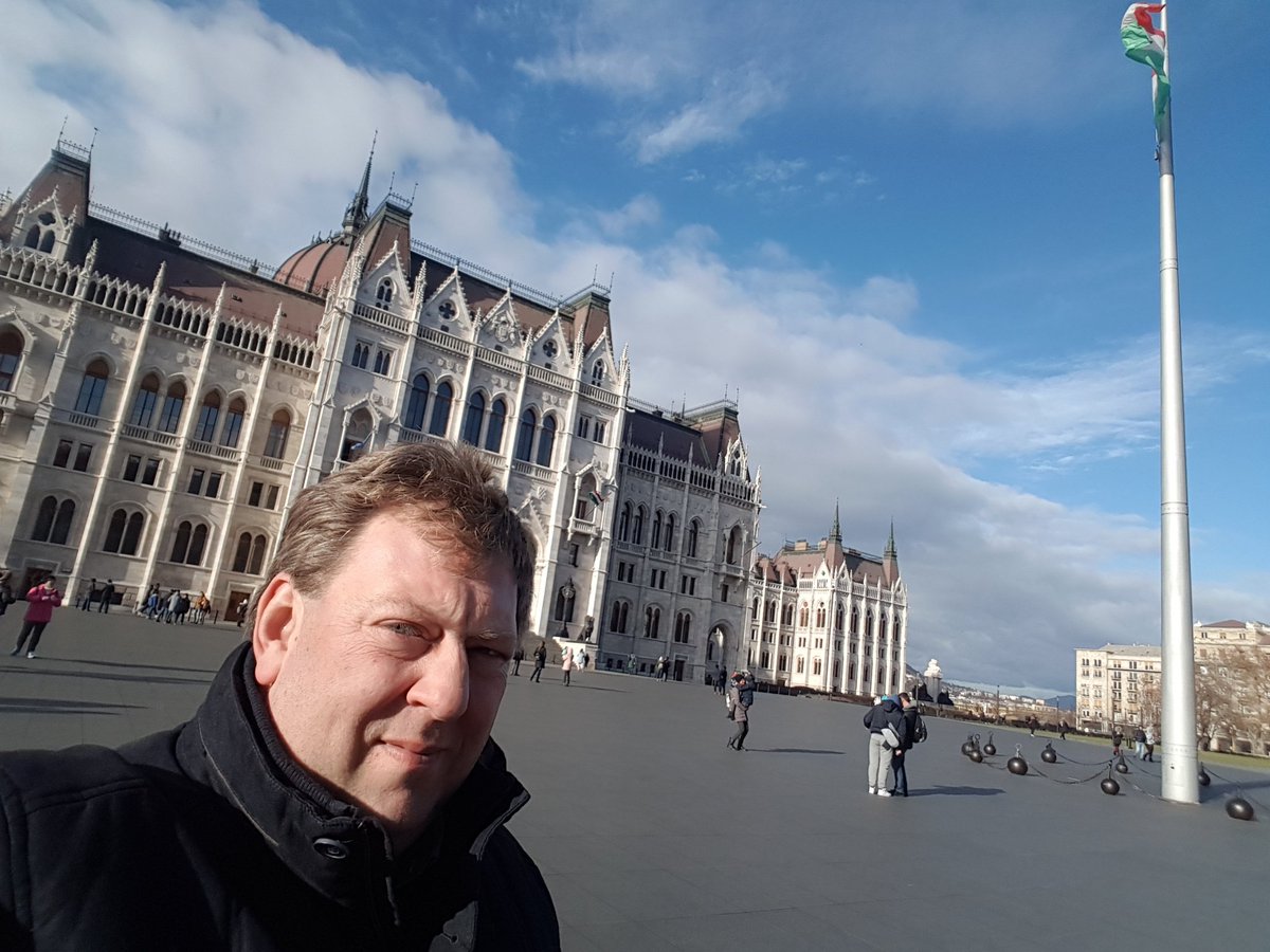 AfDLindemann's tweet photo. Man muss Prioritäten setzen, für eine vernünftige Politik für die Bürger.
Manche reisen heute nach #Marakesch. Ich Reise lieber nach #Budapest.
#Orban zeigt wie es geht: Nein zum Migrationspakt. https://t.co/IjxmklQmB2