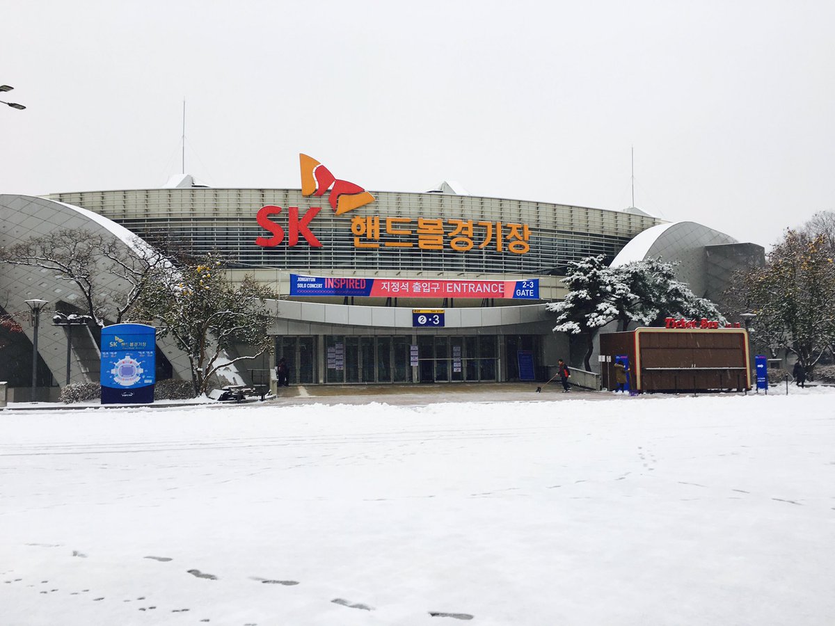 yukorean12's tweet photo. 1年前の今日。最後に会った日です。この日は朝起きたら雪が積もっててびっくりしたのを覚えてる。公演中はいつの間にか隣に知らない人がいてあゆみんと別々で見てたなぁ(笑)ちょうどこの時間は公演が終わって余韻に浸りながらソルビン食べてたかな。 https://t.co/lOJLbhFoug