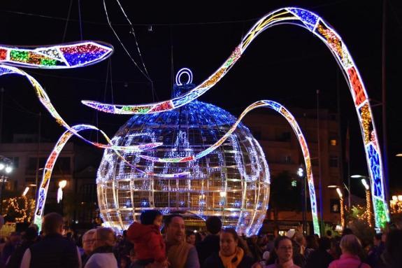 La Costa del Sol switched on the Christmas lights, and they are awesome! 🎆

👉 surinenglish.com/local/201811/3…