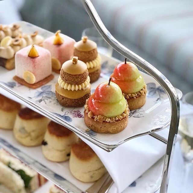 After a busy weekend, one of our favourite moment has finally arrived: time for a delicious afternoon tea!
Plum and bay leaf with IVOIRE 35%
Religieuse with DULCEY 32%
Marble cake : JIVARA 40% and GIANDUJA 35% 💥👌<a href="/CoworthParkUK/">Coworth Park</a> <a href="/planggersbest/">Jonas Plangger</a> #cerclev