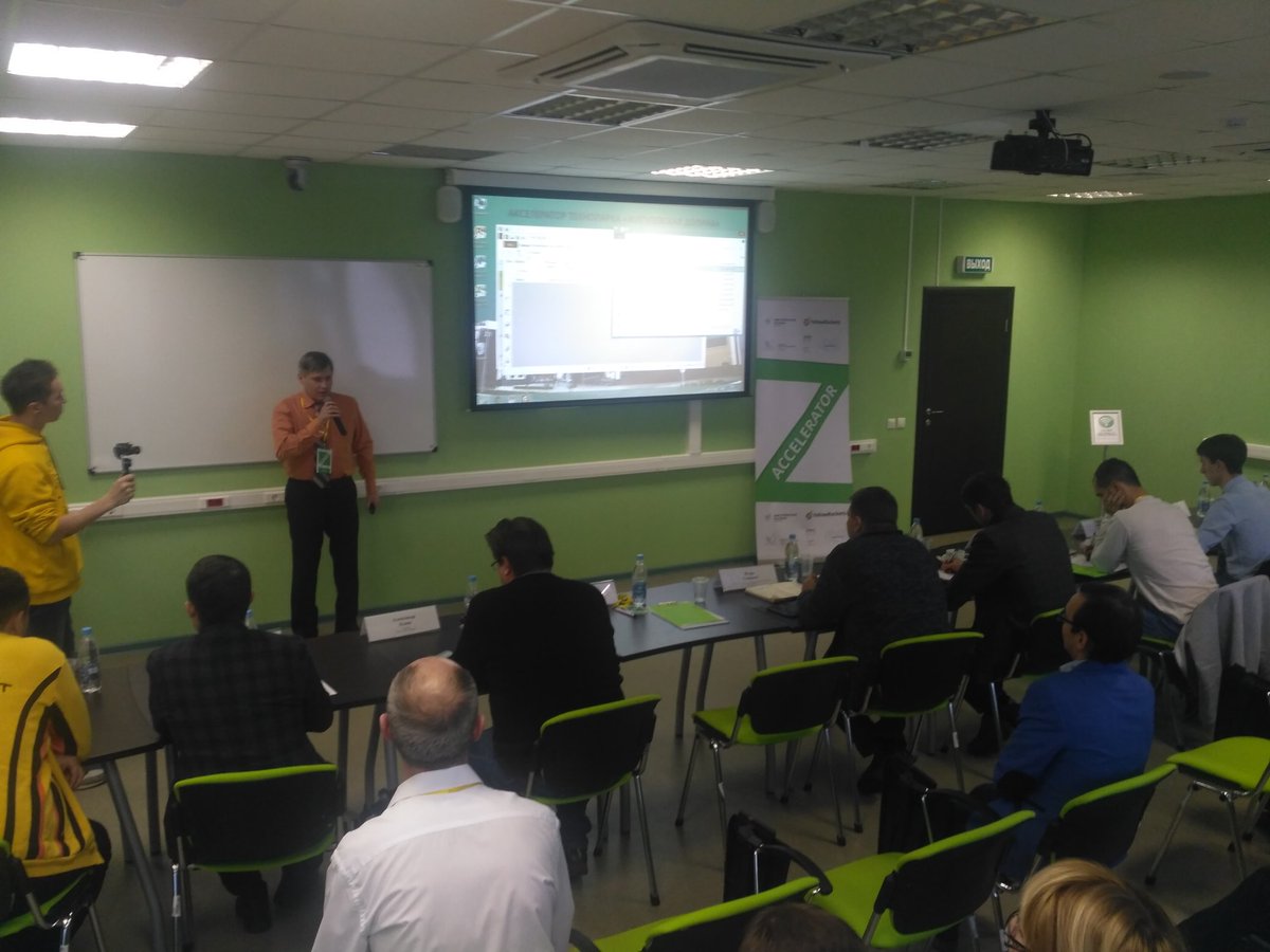 startup_samara's tweet photo. В @dolinatlt началась итоговая презентационная сессия Z-акселератора. 9 проектов расскажут о том, что было сделано за последние два месяца работы в акселераторе. #YellowRockets https://t.co/B4wi0kCf9N