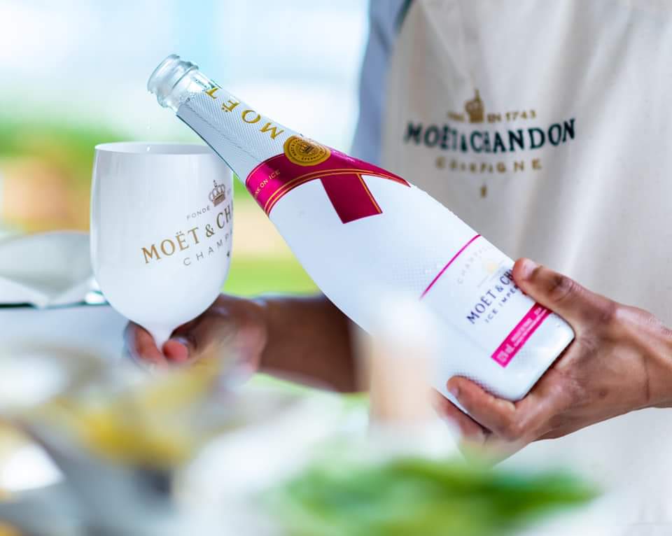 BevHillsZA's tweet image. A bevvy of beauties donned their chic summer whites for the launch of Moet Ice Imperial. Available at the at the Bev at the best price while summer lasts. See you here! 

#mustbemoet #bevhillsmoments #tsogowine #champagne

Photo cred for capturing the magic :Twizeygraph