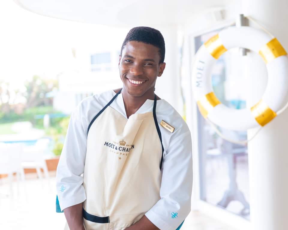 BevHillsZA's tweet image. A bevvy of beauties donned their chic summer whites for the launch of Moet Ice Imperial. Available at the at the Bev at the best price while summer lasts. See you here! 

#mustbemoet #bevhillsmoments #tsogowine #champagne

Photo cred for capturing the magic :Twizeygraph