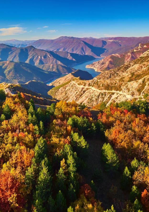 Le lac #Kozjak est l'un des joyaux de la #Macédoine. Avez-vous eu la chance d'y aller ? 😀
#Interrail #travel #discoverEU