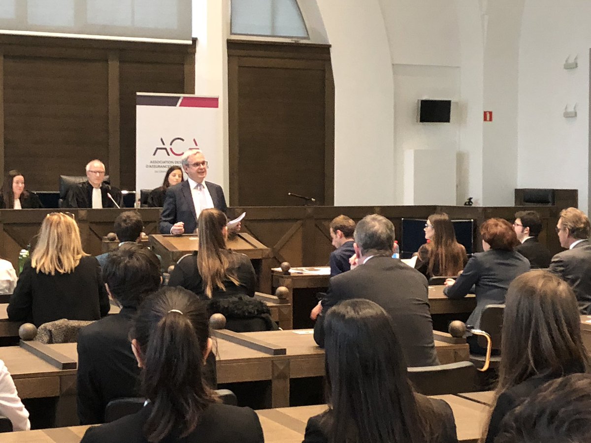 AXALuxembourg's tweet photo. Le procès fictif « une voiture 🚗 autonome provoque un accident en 2030, qui est responsable ? » organisé par @ACAluxembourg débute au Tribunal de Luxembourg 👩🏻‍💼. Est ce que le droit actuel est suffisant ou non ? Plaidoiries à huis clos, et conclusion dans 2h. https://t.co/qs34w1HKsL