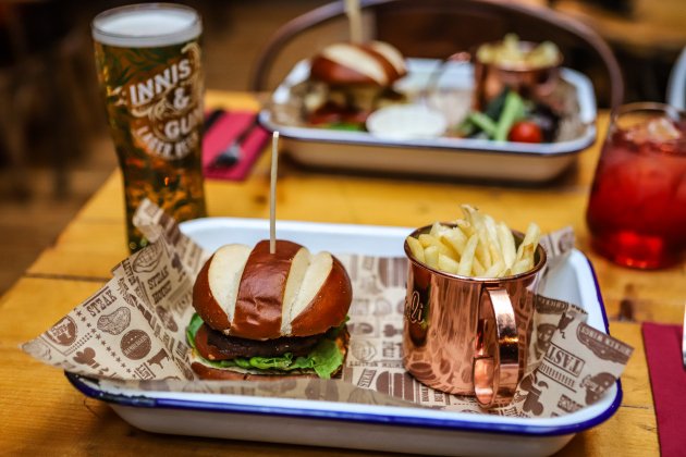 Sometimes you can’t resist juicy burger for lunch especially on a Monday after a heavy weekend. Tuck into our lunch burger for only £6 before 6pm and make Monday great!  

#scotchandrye #cru #Inverness #lunch #MakeMondayGreat