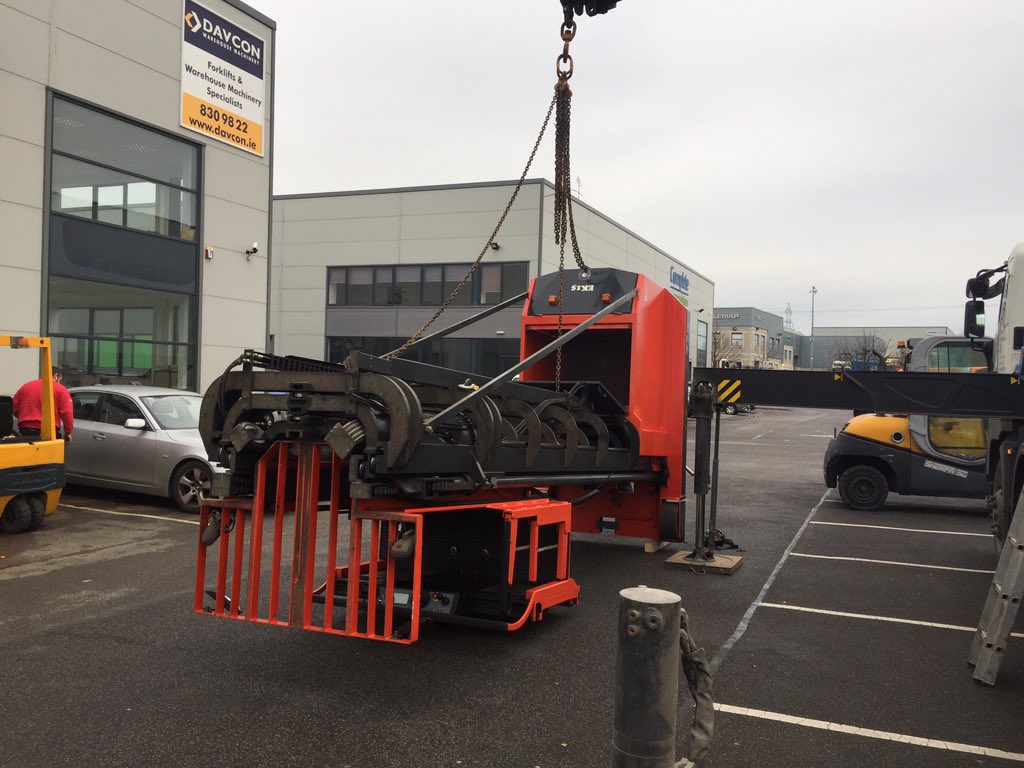 DavconM's tweet photo. Santa’s elves hard at work this morning preparing an EK15 for shipment to @anguslift in the West Midlands. #newukdealer #nothingbeatsamagaziner #thenarrowaisleguys https://t.co/CczLhD297z