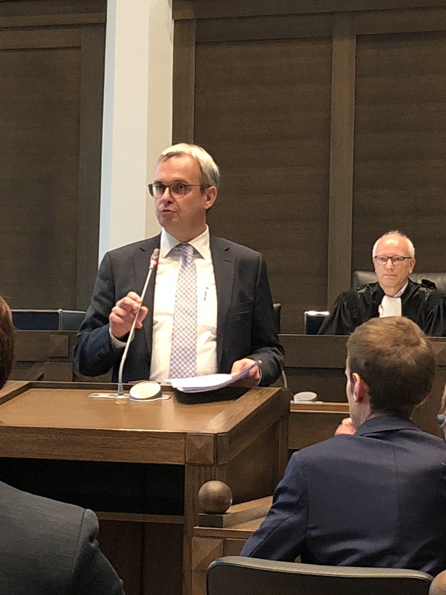 ACAluxembourg's tweet photo. Marc Hengen lance le #procèsfictif en rappelant que probablement un cas réel d’accident avec un #vehiculeautonome surviendra avant 2030 et remercie tous les participants ayant pu rendre cet exercice possible. #innovation #assurance https://t.co/YZAJoVOdVL