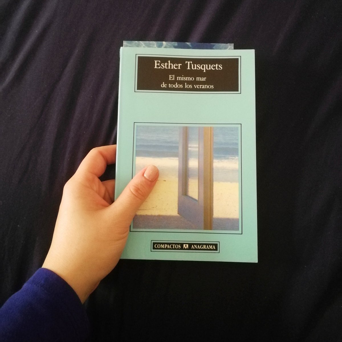 hijadeatticus's tweet photo. El lunes es mi día libre. Me voy a dar la licencia de admitir que tengo la cama sin hacer y que lo más probable es que me pase el día leyendo esta preciosidad que compré hace un año, indecisa, mientras hablaba con la única persona a la que he amado y que ya no está. https://t.co/gUKfsFqoNQ