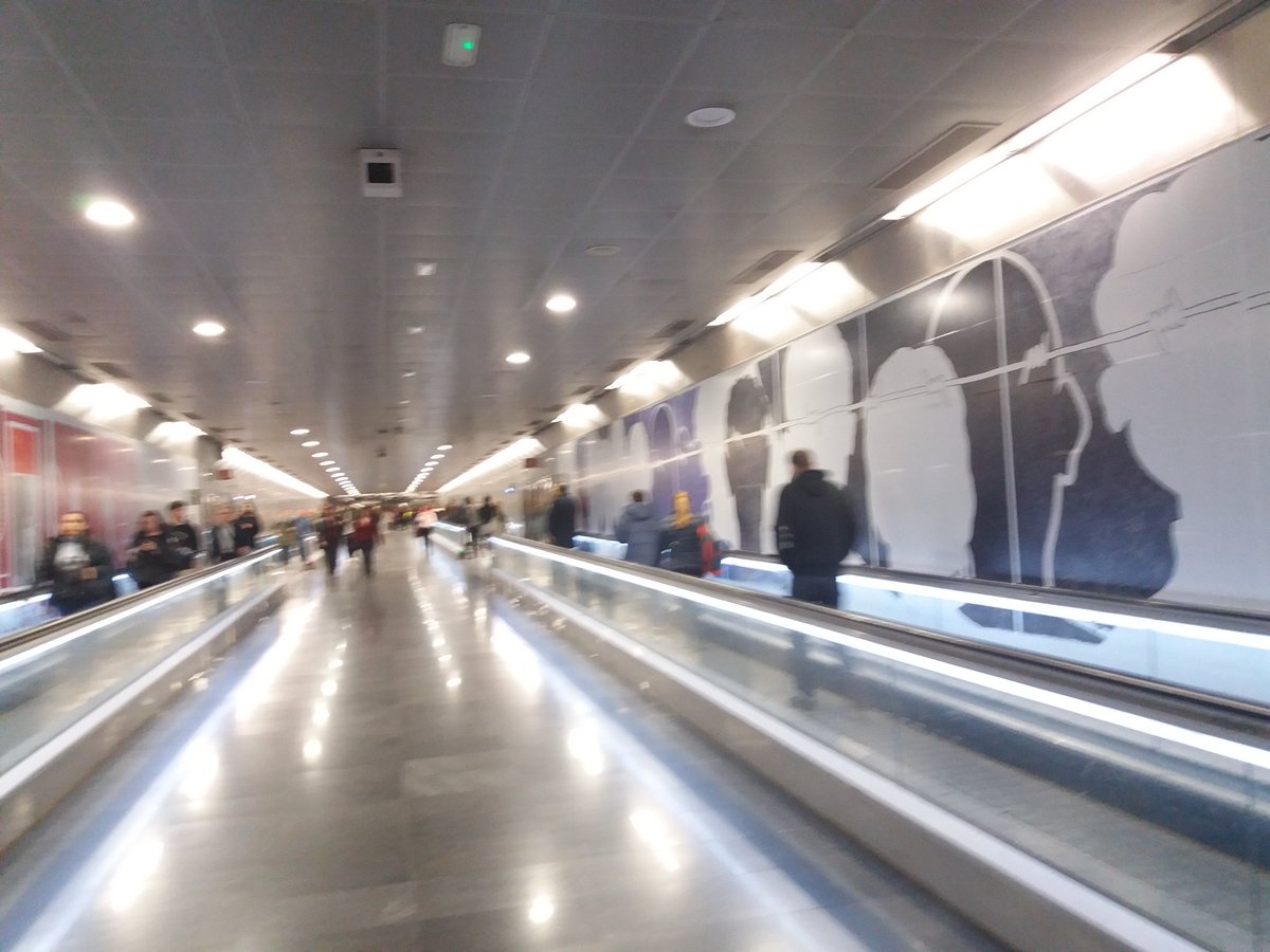 TMB_Barcelona's tweet photo. Una de les intervencions del #ProjecteUmbral es pot veure al passadís de connexió de l'estació de #metrobcn de Diagonal entre L3 i L5 #DiaDretsHumans #DiaDeLosDerechosHumanos #cities4rights https://t.co/KerCVZfYof