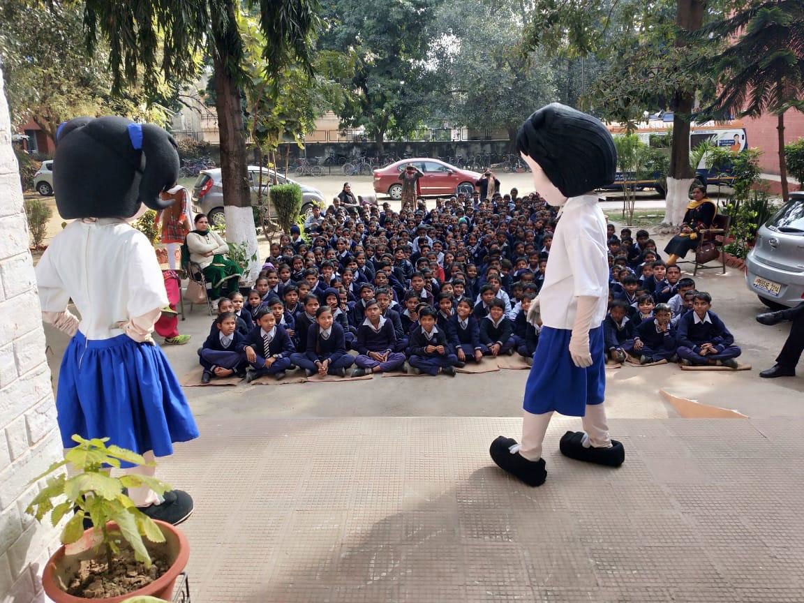 DaburIndia's tweet photo. #FSSAI #SNF #mascots #MasterSehat and #MissSehat interacting with children from Govt High School Sec-46C in Chandigarh, at an awareness camp organised by #Dabur. The #mascots educated kids about safe and #nutritious food.
#Dabur #CSR #PromotingHealth https://t.co/EfYSu8DmT3