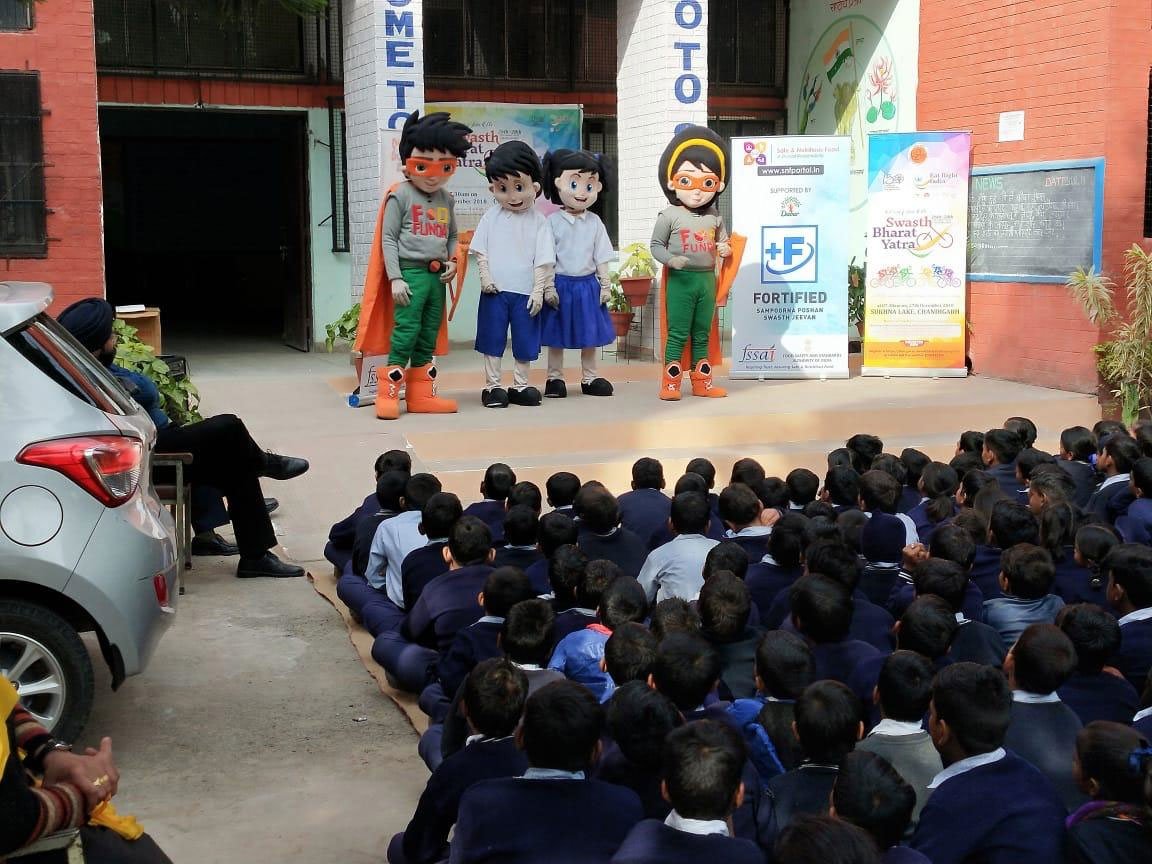 DaburIndia's tweet photo. #FSSAI #SNF #mascots #MasterSehat and #MissSehat interacting with children from Govt High School Sec-46C in Chandigarh, at an awareness camp organised by #Dabur. The #mascots educated kids about safe and #nutritious food.
#Dabur #CSR #PromotingHealth https://t.co/EfYSu8DmT3
