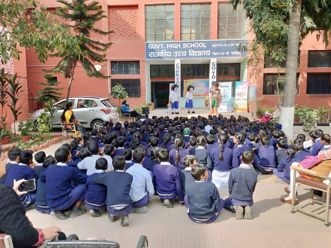 DaburIndia's tweet photo. #FSSAI #SNF #mascots #MasterSehat and #MissSehat interacting with children from Govt High School Sec-46C in Chandigarh, at an awareness camp organised by #Dabur. The #mascots educated kids about safe and #nutritious food.
#Dabur #CSR #PromotingHealth https://t.co/EfYSu8DmT3