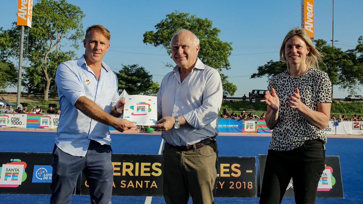 SantaFeDeporte's tweet photo. 🏑 El gobernador @MiguelLifschitz presenció la final de la Copa Santa Fe de Hockey 2018, donde Banco Provincial venció 1 a 0 a Gimnasia y Esgrima de Rosario y se consagró campeón 🏆
📝https://t.co/92ngqAxdEb https://t.co/YLXZ4khAZT