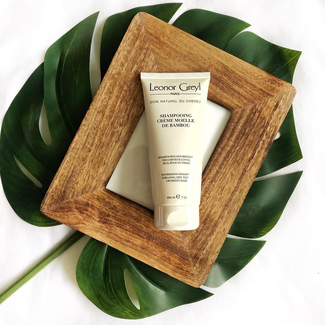 Cuando las temperaturas caen, el cabello pierde brillo y vitalidad. Necesita champús que aporten hidratación y cuiden la fibra en profundidad. El Shampooing Crème de Bambou es imprescindible. Su fórmula reparadora con extracto de bambú devuelve la suavidad y facilita el peinado😚