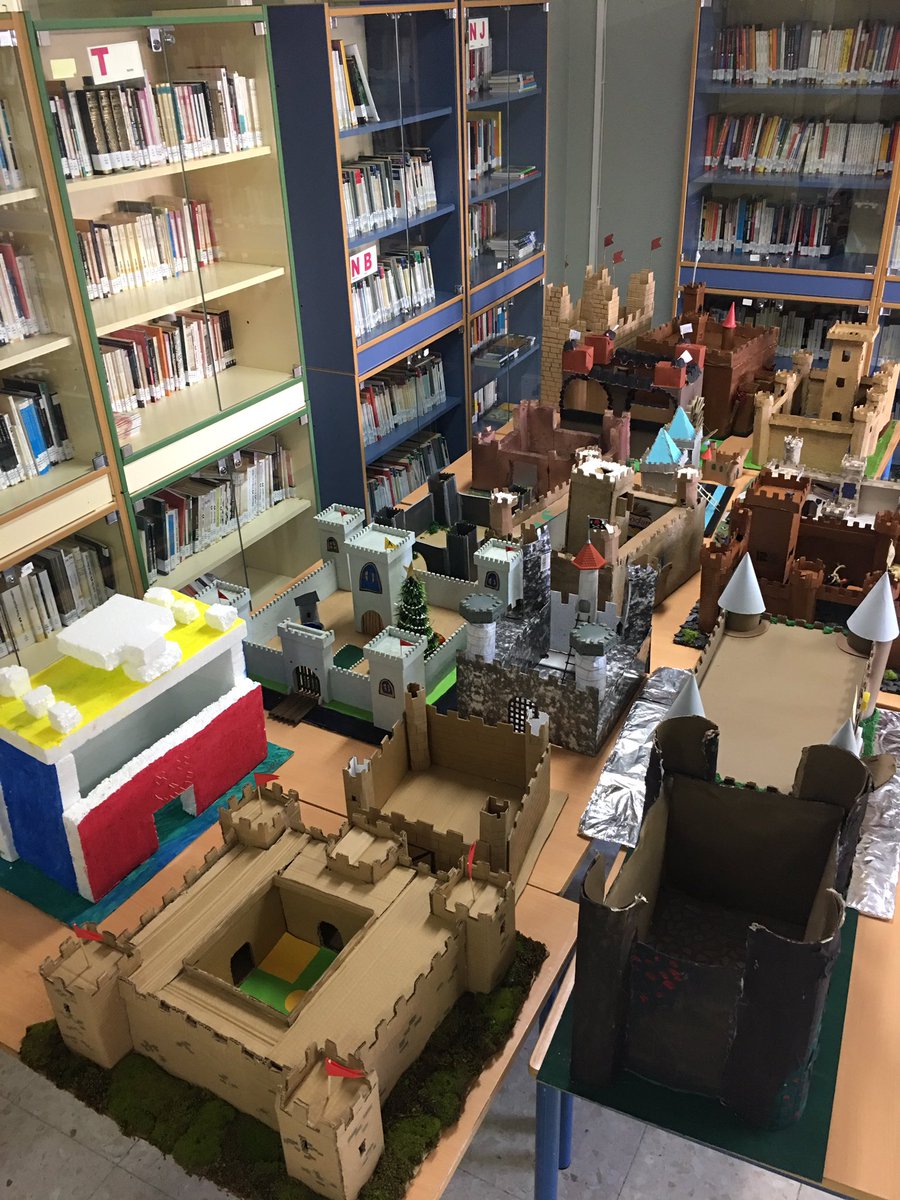 pacotellez's tweet image. Castillos medievales hechos con materiales reciclados por 2º de ESO @EducaAnd #ProgramaAldea