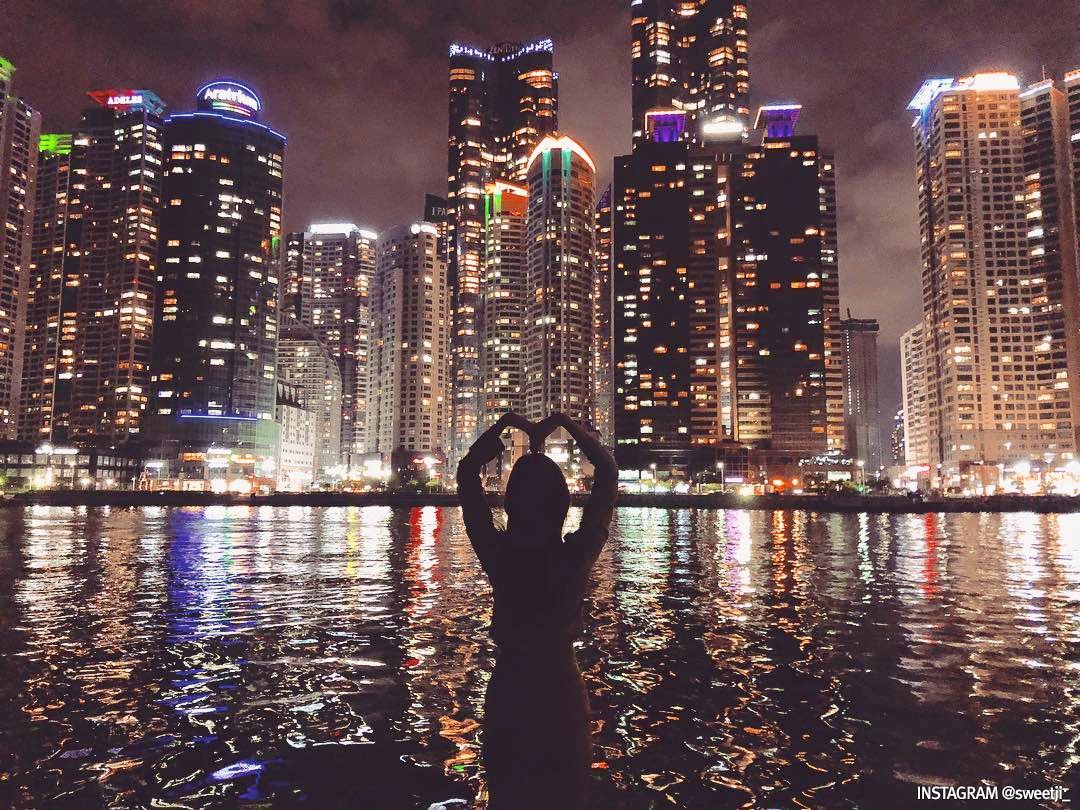 SF 영화 속 도시에 있는 듯한 신비로운 야경🤩 어떻게 찍어도 여기는 뭐- 인생샷 가뿐히 예약 #부산 #더베이101 #마천루 #부산여행Translate post