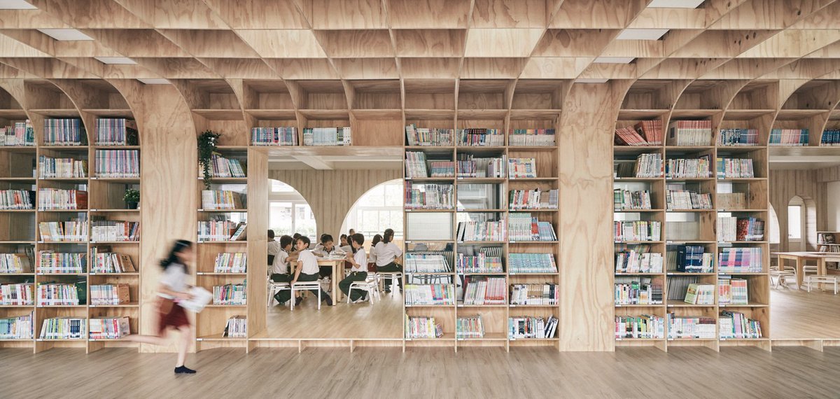 #kindcentrum #gebouwvoorkinderen #referentie #inspiratie: mooie #vloeiende #boekenkastwand en leeselementen in #bibliotheek ruimte

archdaily.com/896683/lishin-…