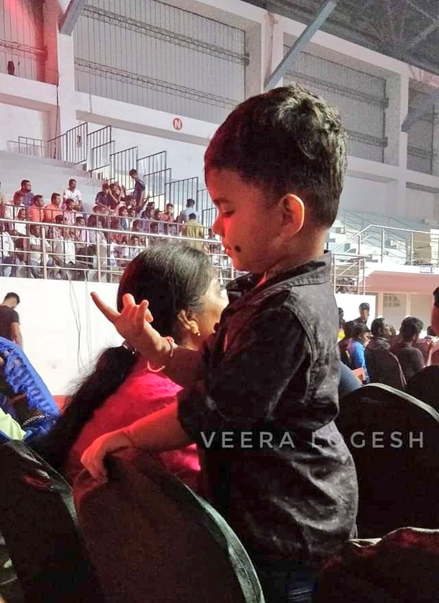 Yesterday at #PettaAudioLaunch a chutti kutty Thalaivar veriyan upgrading his veri by showing Baba symbol 🤘🤘🤘🤘

3rd Gen Thalaivar fan 😍 

A @logesh_senthil click

#Petta #PettaAlbum
#PettaAudioParak #PettaParaak 
#PettaPongalParaak #Ullaallaa #MaranaMass #ThalaivarinPetta