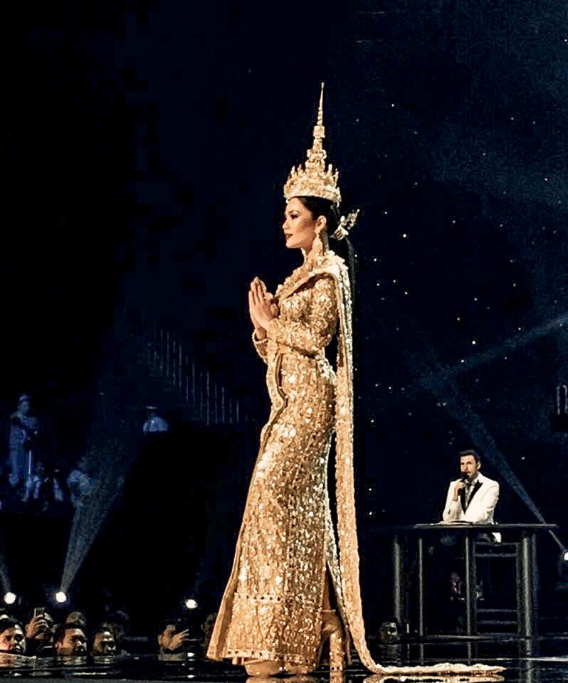 ยังจำความรู้สึกตื่นเต้นตอนใส่ชุดประจำชาติได้จนถึงทุกวันนี้ เกือบไม่ทัน😂 คืนนี้อย่าลืมร่วมกันเชียร์น้องนิ้ง @ningsophidaa ทีมไทยแลนด์ในรอบชุดประจำชาติด้วยนะคะ เวลา 22.00 น. ทางช่อง PPTV HD ช่อง36 🦚✨ @zomo.zomo #jewelofthailand #missuniverse2018 #throwback