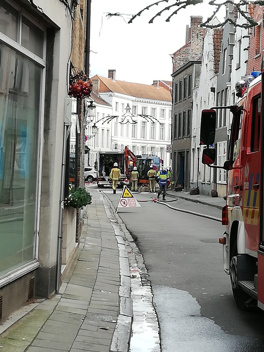 GASLEK EEKHOUTSTRAAT UPDATE 13u20
De leerlingen van het humaniora van St-Andreas zijn al huiswaarts om te studeren voor de examens. Ook de lagere school zal vandaag vroeger afronden. Straks kunnen ouders hun kinderen ophalen via Groeninge. Herstelwerken nog volop aan de gang...