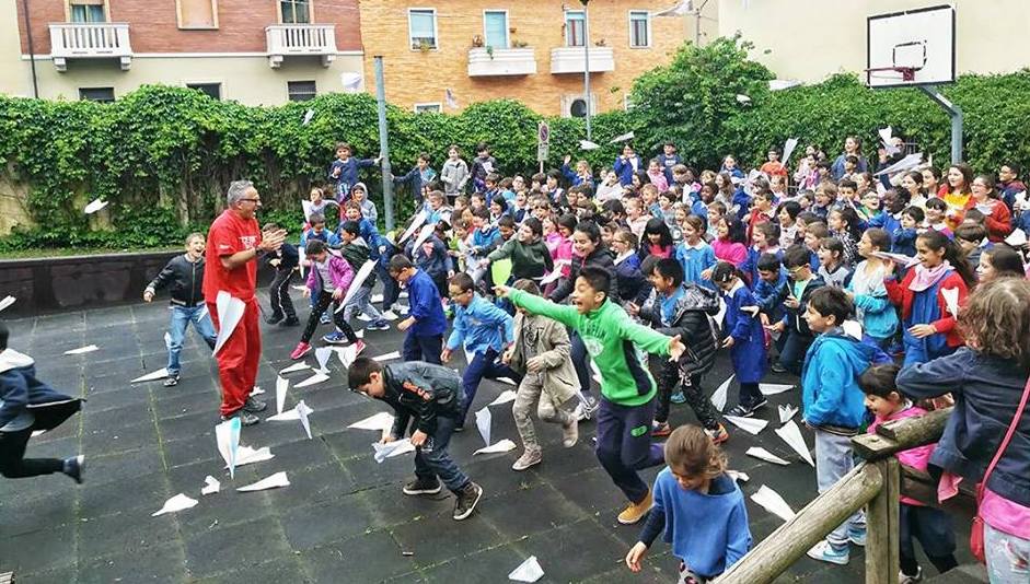Flashback_TO's tweet photo. Siete a pronti a volare con #AlessandroBulgini nel primo studio d'artista in una scuola nel mondo? 👉 https://t.co/vRTWV7nqam
#flashbackfair #allartiscontemporary #flashbacklab #operaviva #barrieradimilano #Torino https://t.co/QdxkFaGLV6
