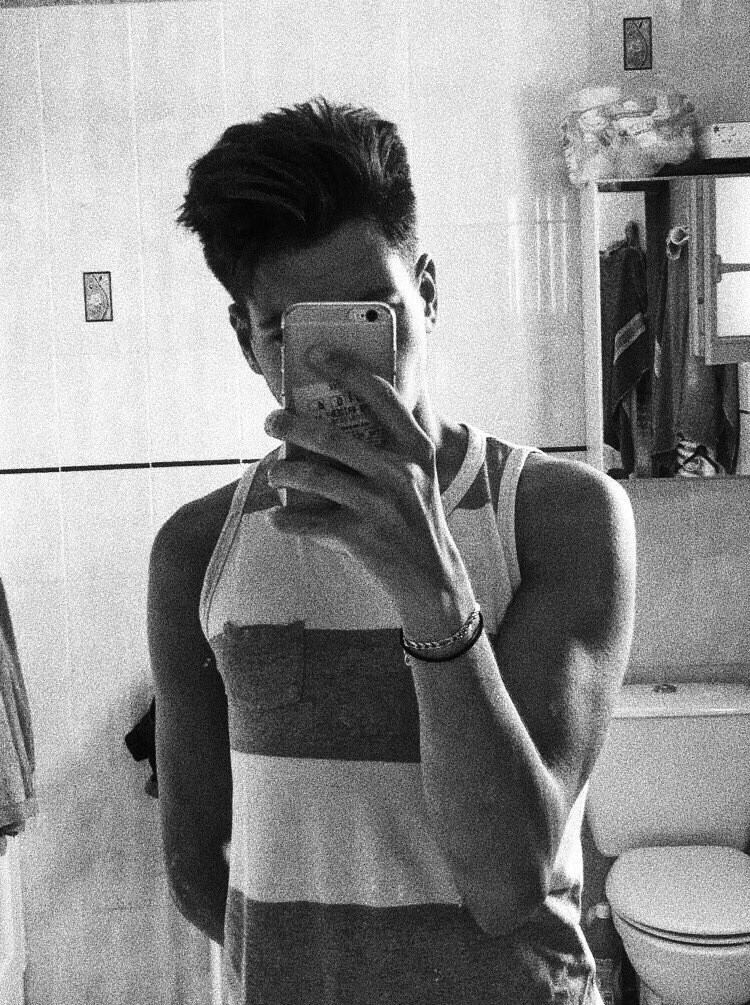 _jereminaj's tweet image. bon on voit pas d’évolution mais j’aimais bien ces photos #evolution2018 #LGBTQ